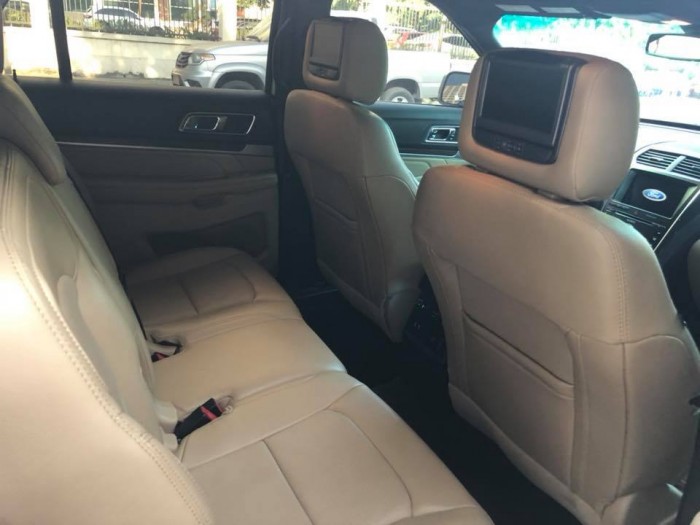 Cần tiền gấp bán xe Ford Explorer 2016 nhập Mỹ nguyên chiếc