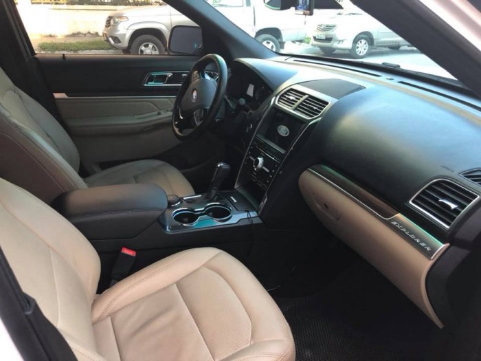 Cần tiền gấp bán xe Ford Explorer 2016 nhập Mỹ nguyên chiếc