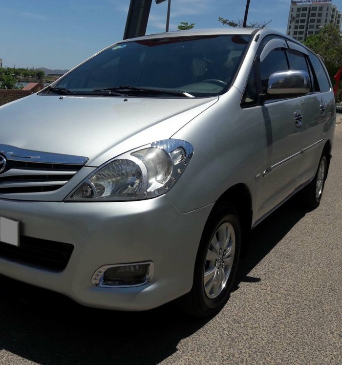 Mình cần bán Innova 2011 số sàn màu Bạc xe rất đẹp.