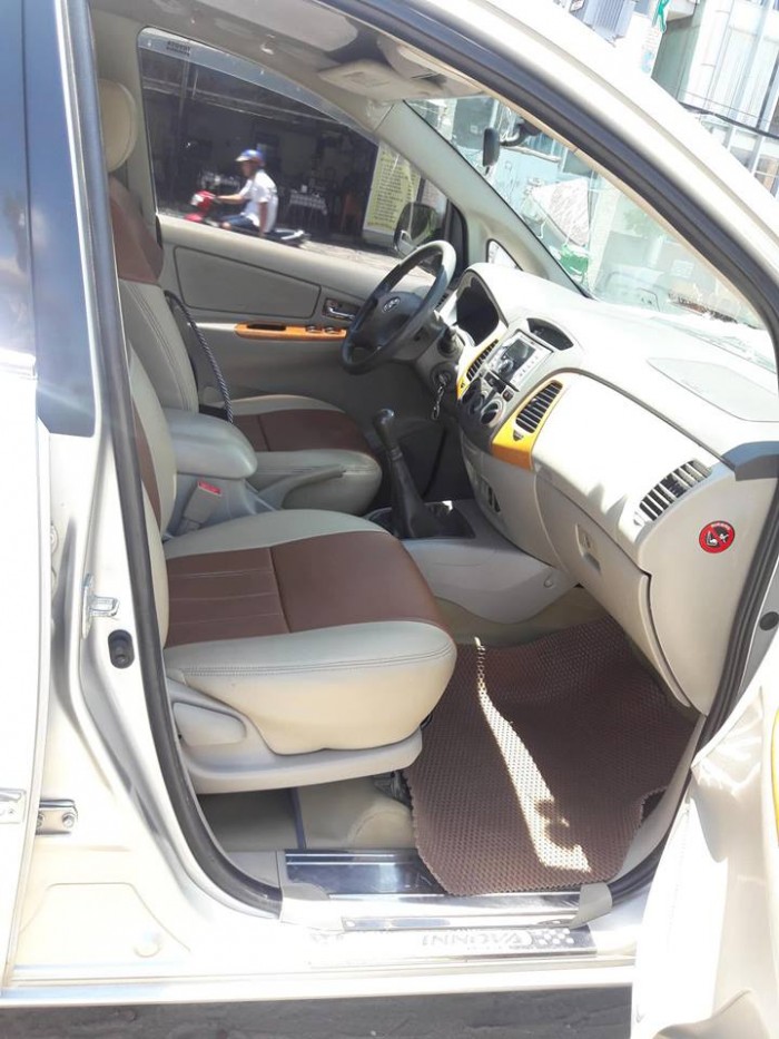 Mình cần bán Innova 2011 số sàn màu Bạc xe rất đẹp.