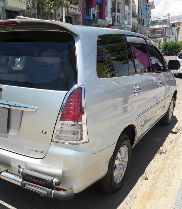 Mình cần bán Innova 2011 số sàn màu Bạc xe rất đẹp.