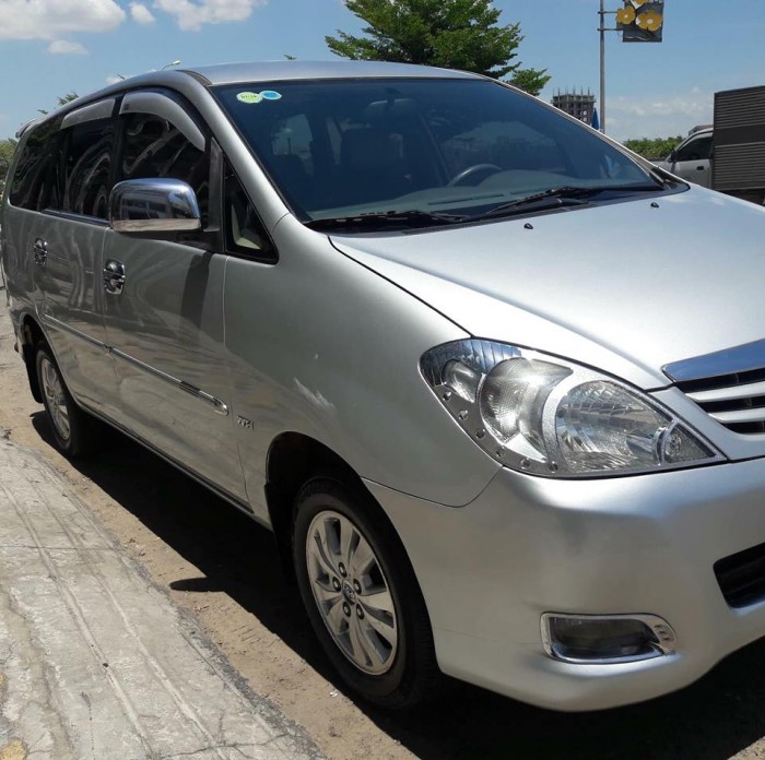Mình cần bán Innova 2011 số sàn màu Bạc xe rất đẹp.