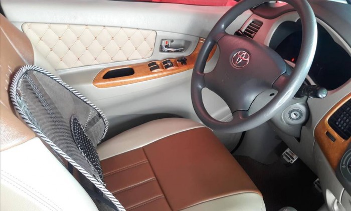 Mình cần bán Innova 2011 số sàn màu Bạc xe rất đẹp.