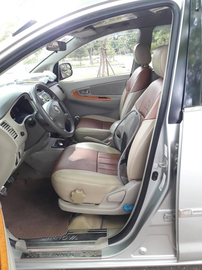 Mình cần bán Innova 2011 số sàn màu Bạc xe rất đẹp.
