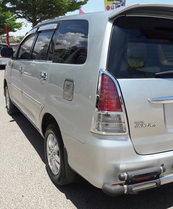 Mình cần bán Innova 2011 số sàn màu Bạc xe rất đẹp.