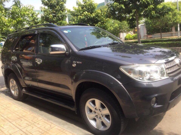 Gia đình cần bán xe Toyota Fortuner 2010 bản V số tự động