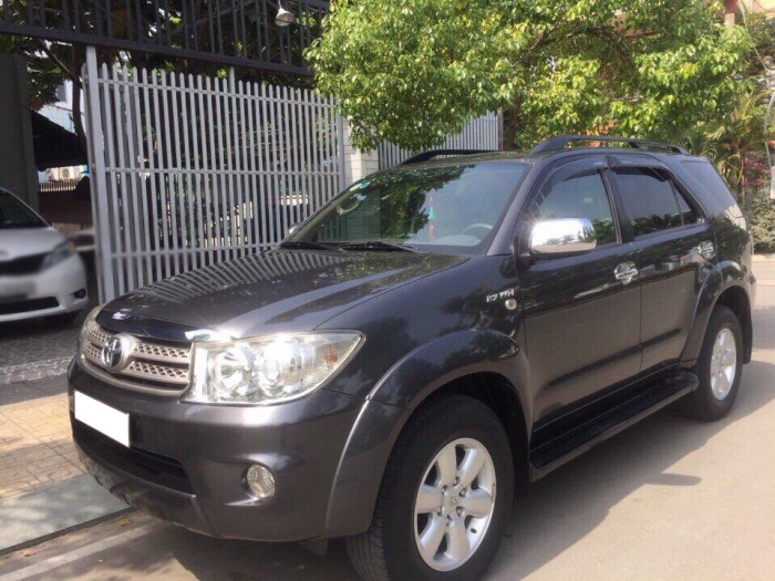 Gia đình cần bán xe Toyota Fortuner 2010 bản V số tự động