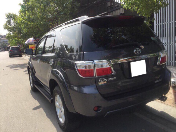 Gia đình cần bán xe Toyota Fortuner 2010 bản V số tự động
