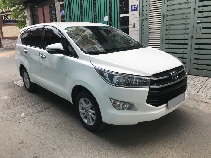 Bán gấp Toyota Innova 2018 sô sàn màu Trắng rất chi là mới.