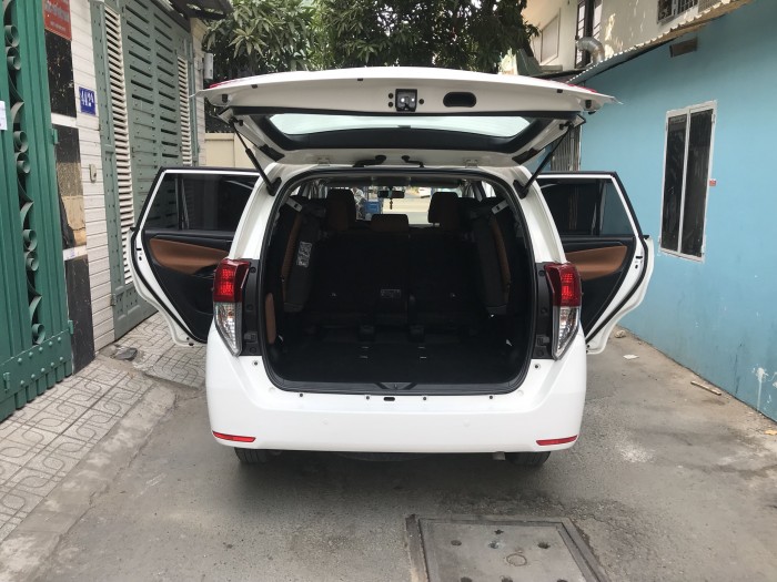 Bán gấp Toyota Innova 2018 sô sàn màu Trắng rất chi là mới.