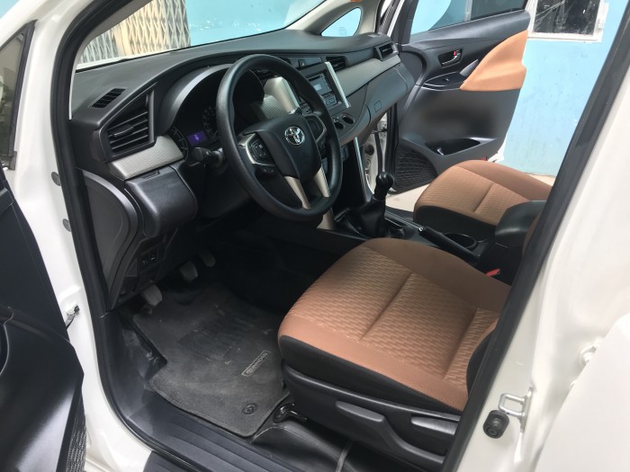 Bán gấp Toyota Innova 2018 sô sàn màu Trắng rất chi là mới.