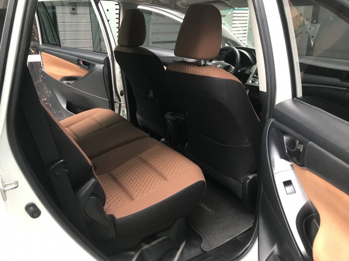 Bán gấp Toyota Innova 2018 sô sàn màu Trắng rất chi là mới.