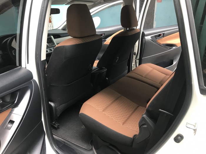 Bán gấp Toyota Innova 2018 sô sàn màu Trắng rất chi là mới.