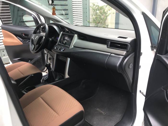 Bán gấp Toyota Innova 2018 sô sàn màu Trắng rất chi là mới.