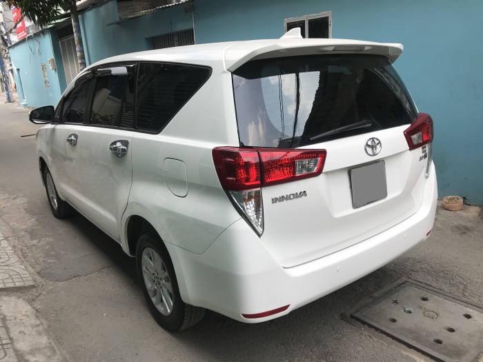 Bán gấp Toyota Innova 2018 sô sàn màu Trắng rất chi là mới.