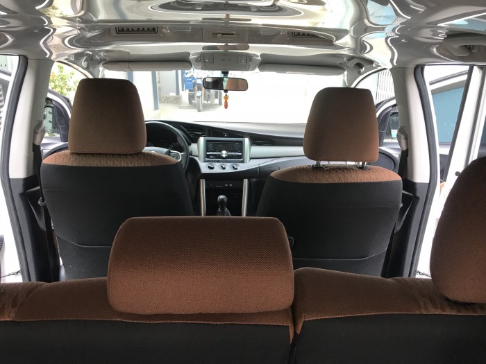 Bán gấp Toyota Innova 2018 sô sàn màu Trắng rất chi là mới.