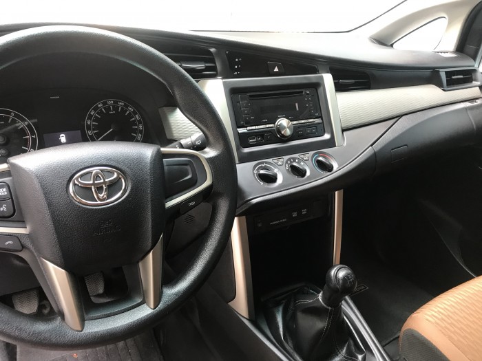 Bán gấp Toyota Innova 2018 sô sàn màu Trắng rất chi là mới.