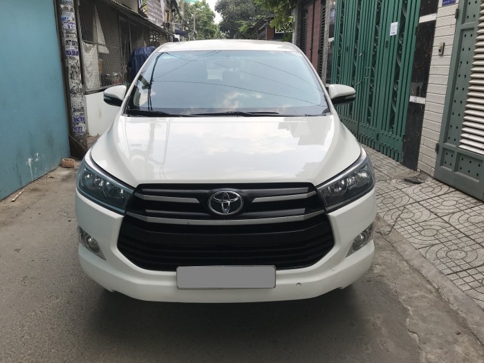 Bán gấp Toyota Innova 2018 sô sàn màu Trắng rất chi là mới.