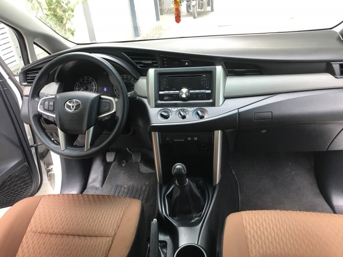 Bán gấp Toyota Innova 2018 sô sàn màu Trắng rất chi là mới.
