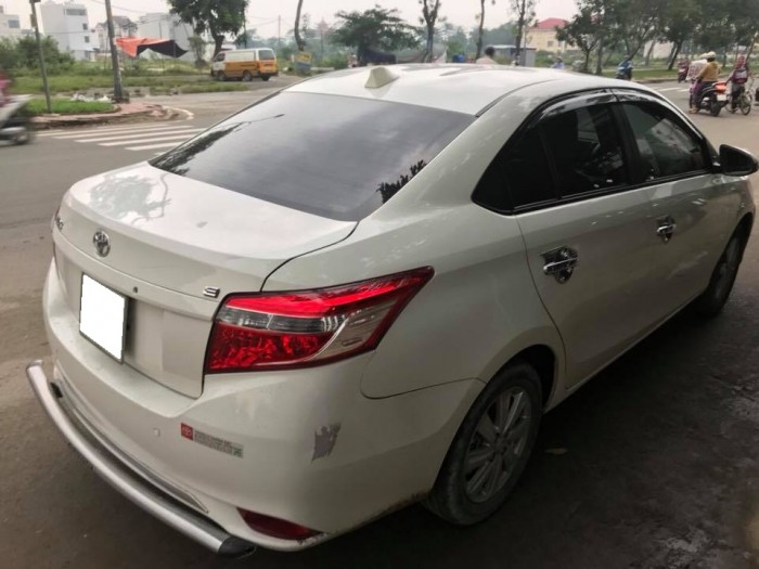 Bán gấp Toyota Vios E 2017 số sàn . Xe màu trắng