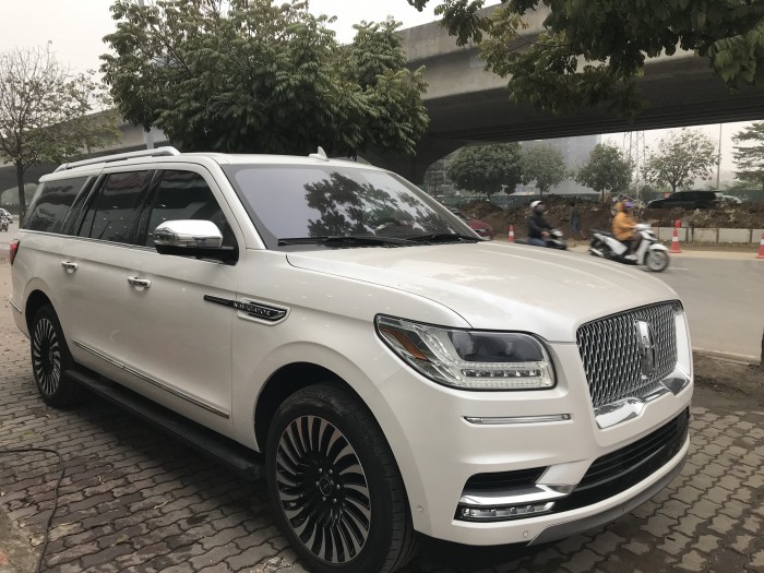 Bán Lincoln Lavigator L Black Laber 2019,nhập mỹ màu trắng ,nội thất nâu,xe giao ngay .