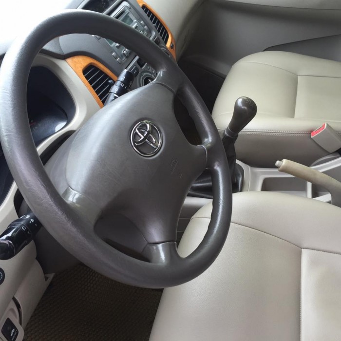 Bán gấp Toyota Innova 2011 số sàn màu bạc