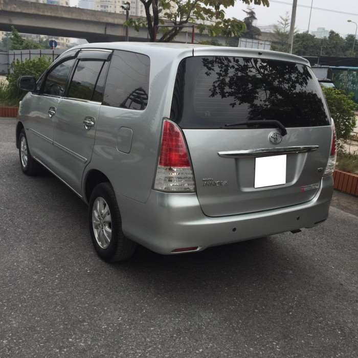 Bán gấp Toyota Innova 2011 số sàn màu bạc