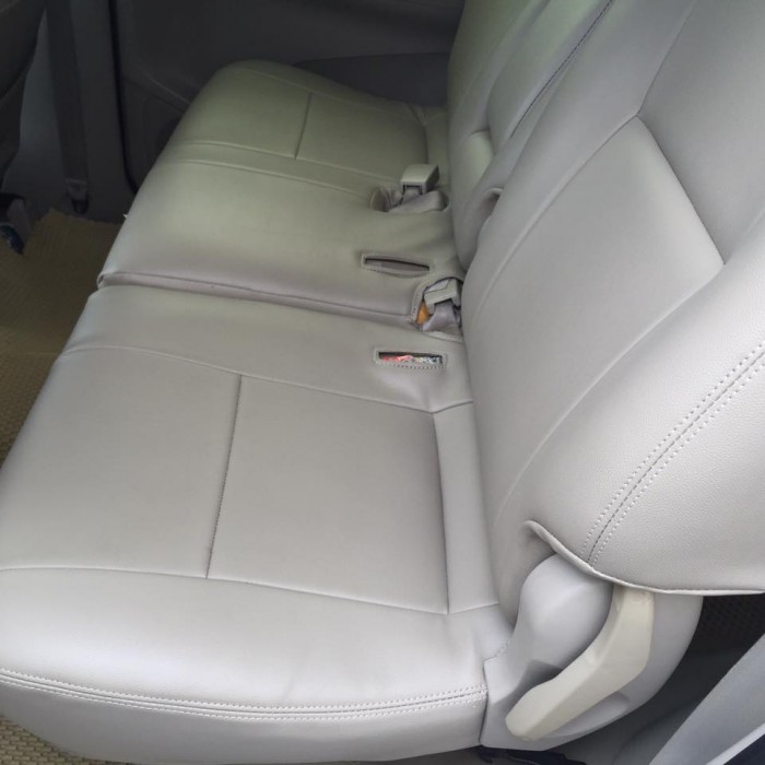 Bán gấp Toyota Innova 2011 số sàn màu bạc