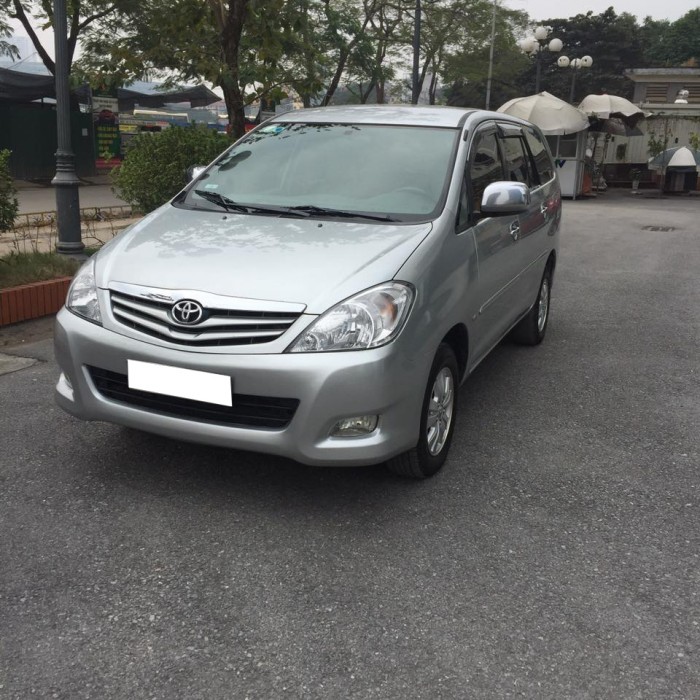 Bán gấp Toyota Innova 2011 số sàn màu bạc