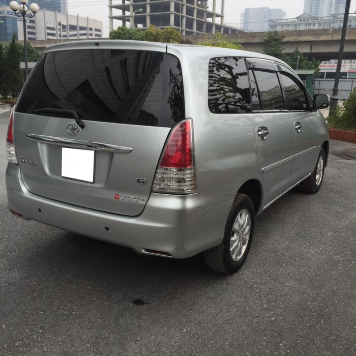Bán gấp Toyota Innova 2011 số sàn màu bạc