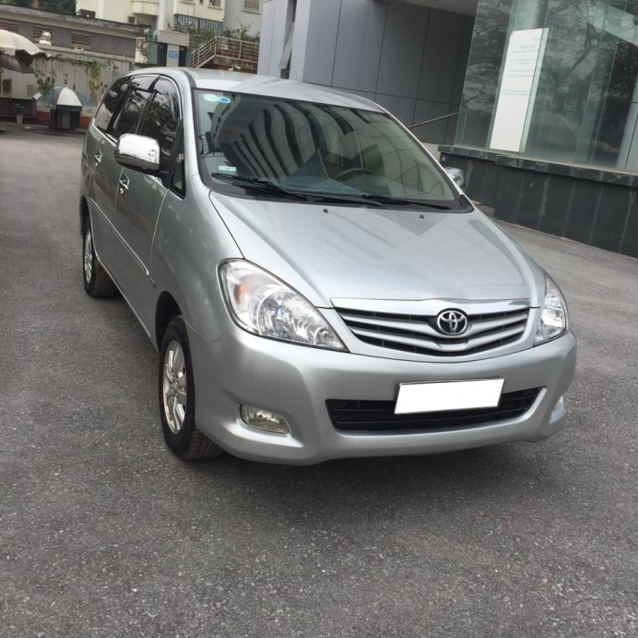 Bán gấp Toyota Innova 2011 số sàn màu bạc