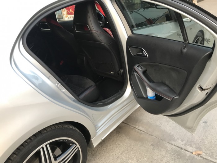 Bán chiếc Mercedes A250 AMG 2015 màu bạc