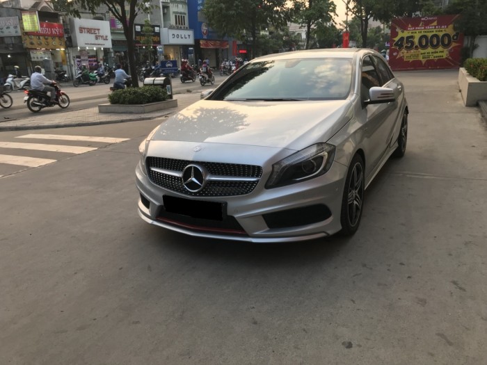 Bán chiếc Mercedes A250 AMG 2015 màu bạc