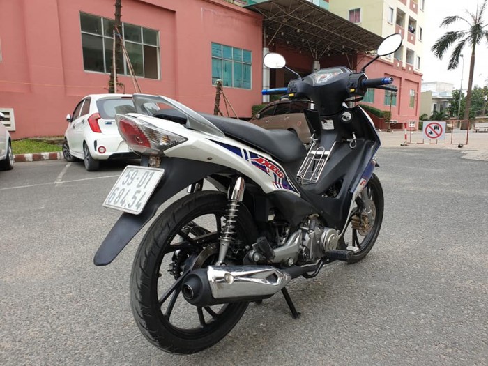 Bán Suzuki Axelo 125 Trắng xanh GP 2013 côn tay bánh mâm 2 thắng đĩa mới đẹp nguyên zin 100%.