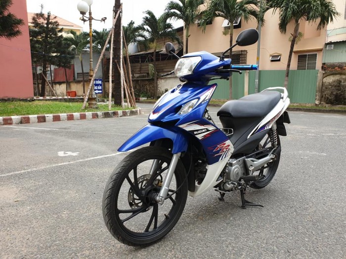 Bán Suzuki Axelo 125 Trắng xanh GP 2013 côn tay bánh mâm 2 thắng đĩa mới đẹp nguyên zin 100%.