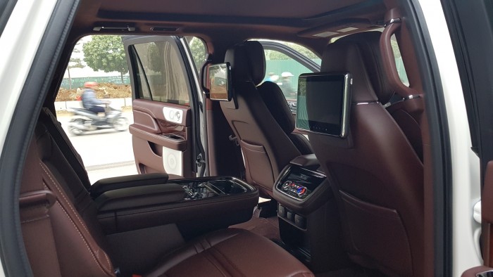 Cần bán Lincoln Navigator L Black Label đời 2019, màu trắng, xe giao ngay