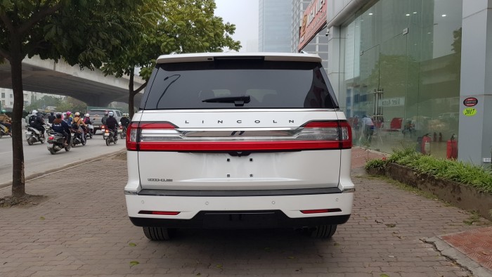 Cần bán Lincoln Navigator L Black Label đời 2019, màu trắng, xe giao ngay