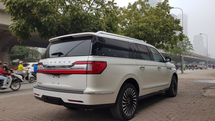 Cần bán Lincoln Navigator L Black Label đời 2019, màu trắng, xe giao ngay