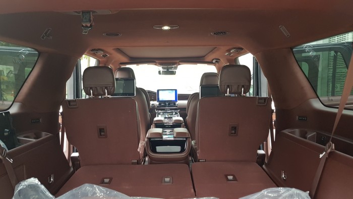 Lincoln Navigator Black Label màu đen, nội thất nâu đỏ, xe sản xuất 2018, nhập khẩu nguyên chiếc mới 100%