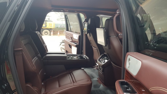 Lincoln Navigator Black Label màu đen, nội thất nâu đỏ, xe sản xuất 2018, nhập khẩu nguyên chiếc mới 100%