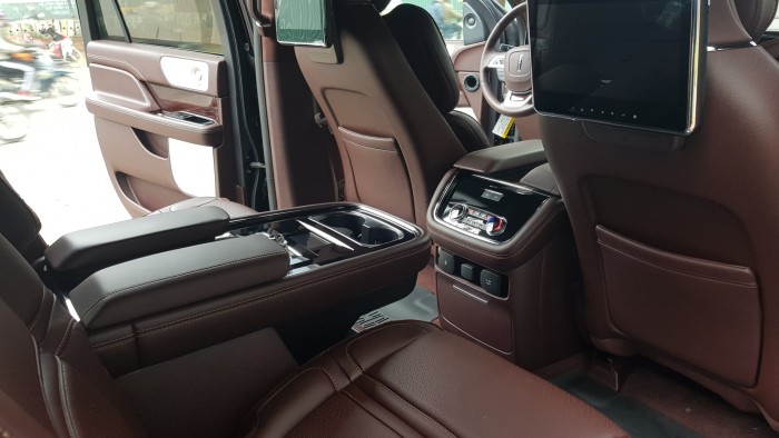 Lincoln Navigator Black Label màu đen, nội thất nâu đỏ, xe sản xuất 2018, nhập khẩu nguyên chiếc mới 100%