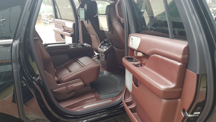 Lincoln Navigator Black Label màu đen, nội thất nâu đỏ, xe sản xuất 2018, nhập khẩu nguyên chiếc mới 100%