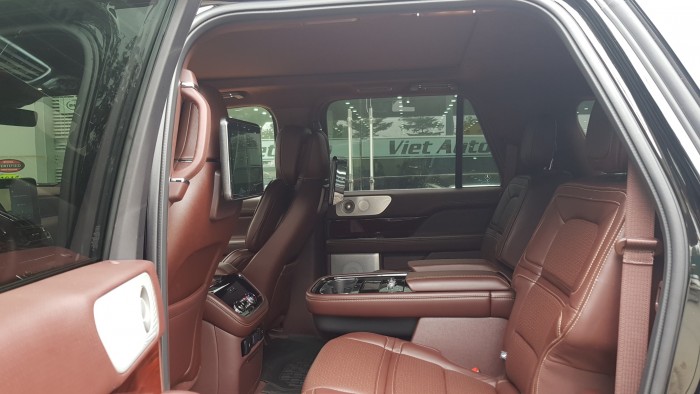 Lincoln Navigator Black Label màu đen, nội thất nâu đỏ, xe sản xuất 2018, nhập khẩu nguyên chiếc mới 100%
