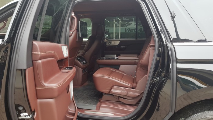 Lincoln Navigator Black Label màu đen, nội thất nâu đỏ, xe sản xuất 2018, nhập khẩu nguyên chiếc mới 100%