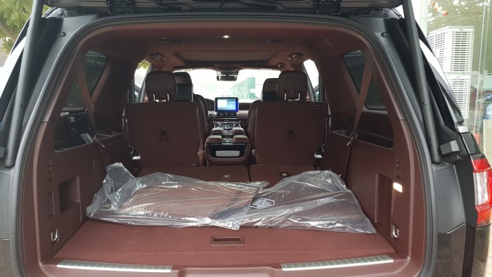 Lincoln Navigator Black Label màu đen, nội thất nâu đỏ, xe sản xuất 2018, nhập khẩu nguyên chiếc mới 100%