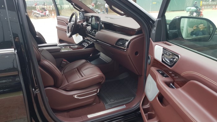 Lincoln Navigator Black Label màu đen, nội thất nâu đỏ, xe sản xuất 2018, nhập khẩu nguyên chiếc mới 100%