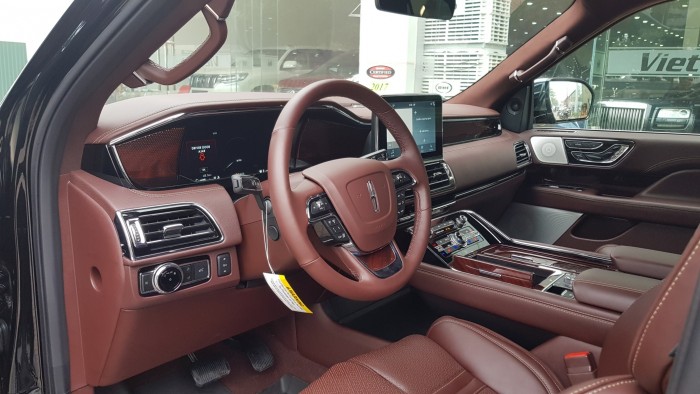 Lincoln Navigator Black Label màu đen, nội thất nâu đỏ, xe sản xuất 2018, nhập khẩu nguyên chiếc mới 100%