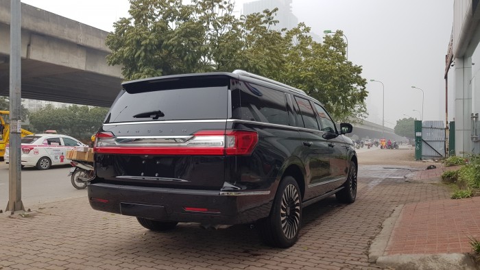 Lincoln Navigator Black Label màu đen, nội thất nâu đỏ, xe sản xuất 2018, nhập khẩu nguyên chiếc mới 100%