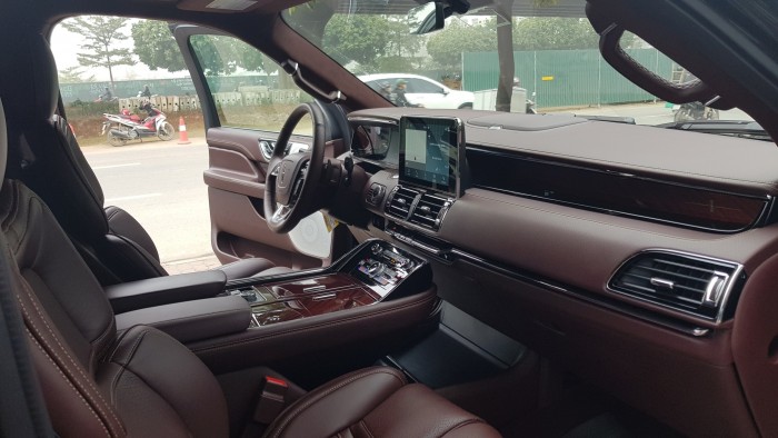 Lincoln Navigator Black Label màu đen, nội thất nâu đỏ, xe sản xuất 2018, nhập khẩu nguyên chiếc mới 100%