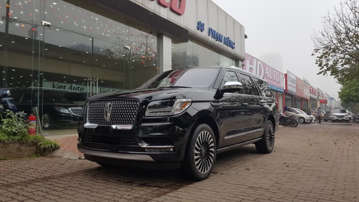 Lincoln Navigator Black Label màu đen, nội thất nâu đỏ, xe sản xuất 2018, nhập khẩu nguyên chiếc mới 100%